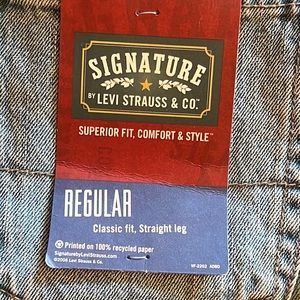 Levi’s regular fit straight leg 5-pocket jeans 32” x 30”
